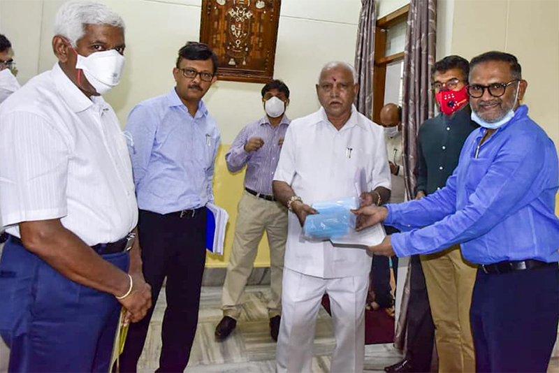 Chocko Valliappa handed over 1,00,000 masks to B. S. Yediyurappa
